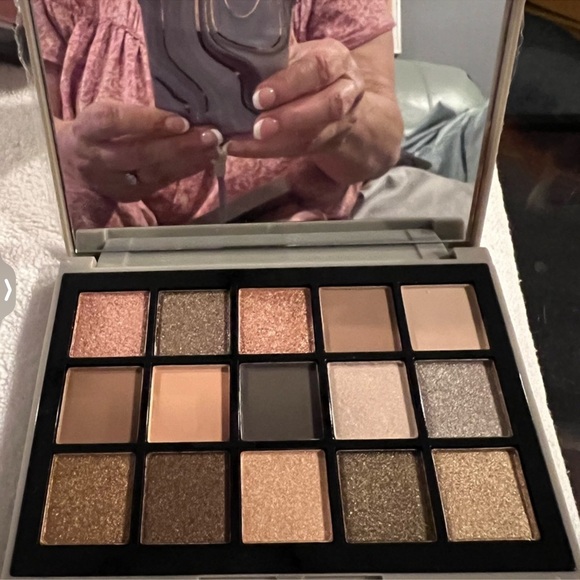 Eyeshadow - Picture 3 of 7